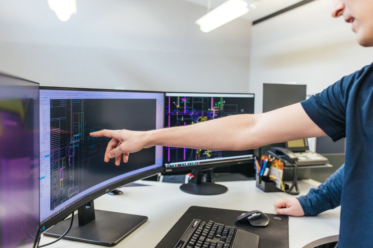 Das Lehrpersonal der HTL Rankweil und Fachkräfte wie Gebäudetechnik- und Energieexperten, Elektriker und Installateure gestalten den Unterricht praxisorientiert.⇒Broell Fotografie