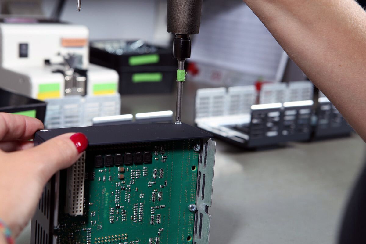 Das Unternehmen fertigt seine Hardware trotz der schwierigen politischen Rahmenbedingungen ausschließlich an seinem Stammsitz in Feldkirch. ⇒FA