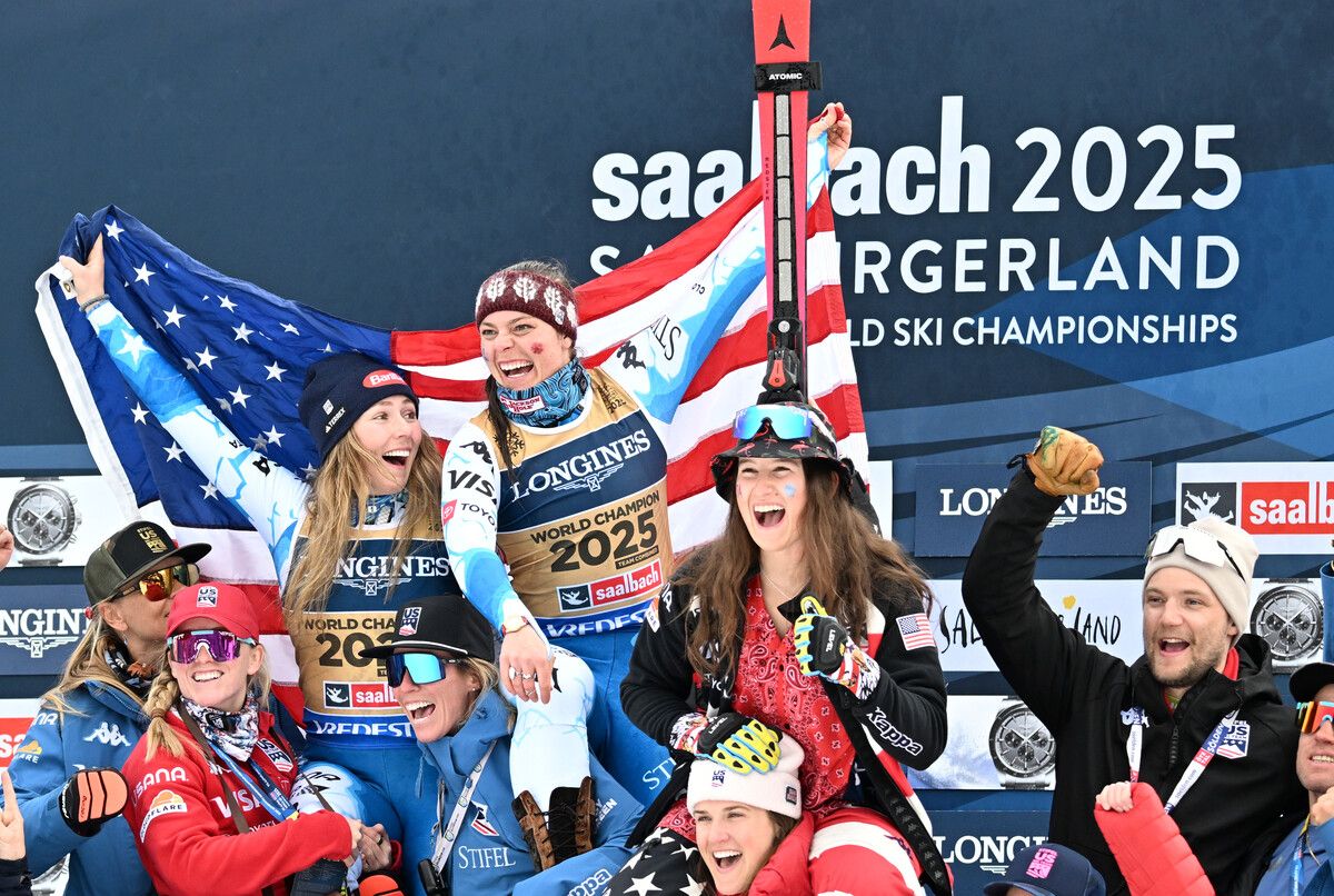 Das US-Team feiert das Goldmedaillen-Team mit Mikaela Shiffrin (links) und Breezy Johnson.⇒apa