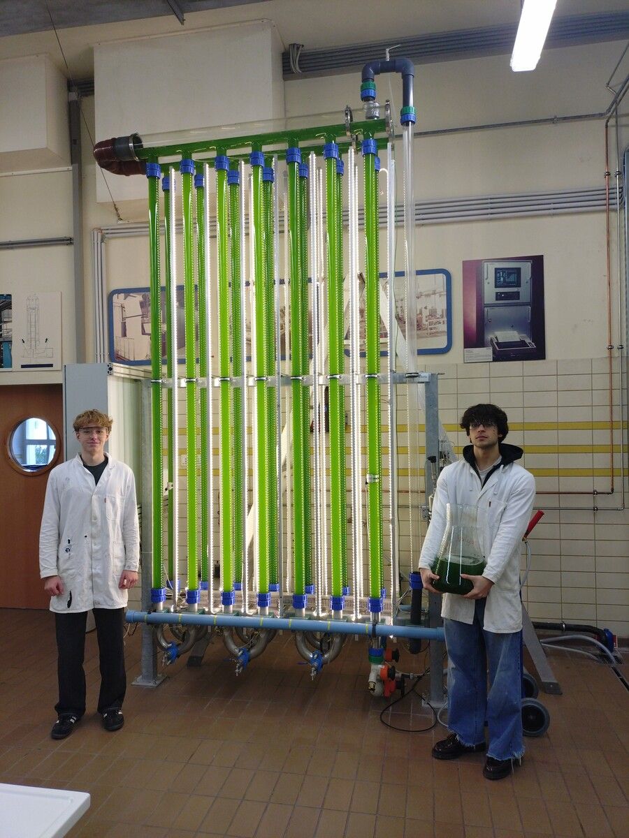 David Sieber und Marko Micic (5aCB, Chemieingeniere) mit dem Photobioreaktor der HTL Dornbirn.⇒CTH (2)