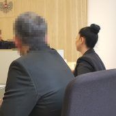 Die Ehefrau auf mit Glasscherben  übersäten Boden gestoßen