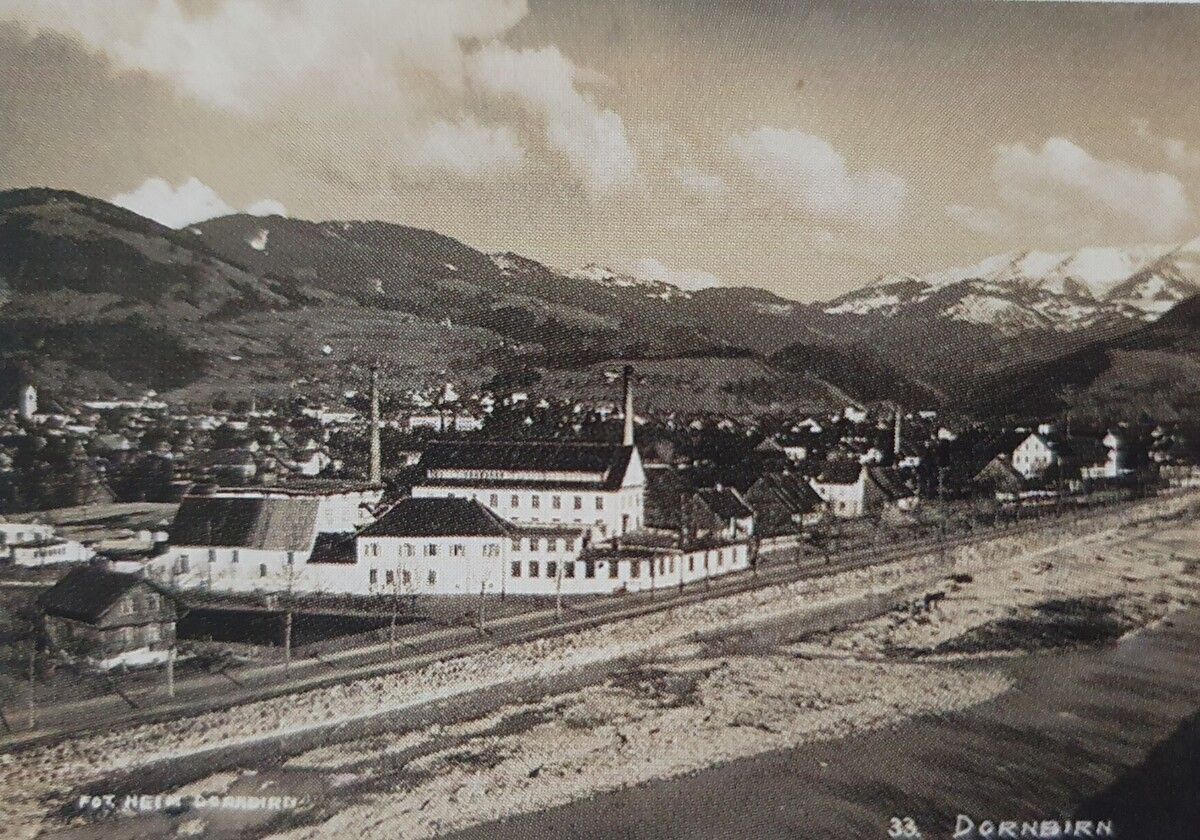 Der Betrieb Mittebrunnen vom Achdamm aus gesehen, um 1920. ⇒Stadtarchiv Dornbirn