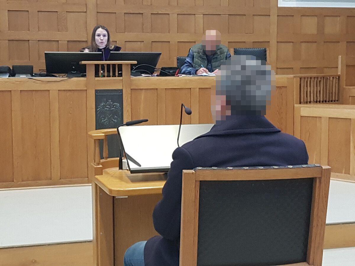 Der Erstangeklagte vor Richterin Lisa-Sophia Huter. Sein mitangeklagter Komplize ist nicht zum Prozess erschienen und wird per Haftbefehl gesucht. ⇒Eckert