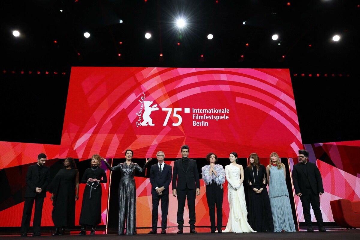 Der Präsident der internationalen Jury Todd Haynes und die Mitglieder der internationalen Jury, Nabil Ayouch, Maria Schrader, Fan Bingbing, Bina Daigeler, Amy Nicholson, Rodrigo Moreno, Tricia Tuttle und die Moderatorin Désirée Nosbusch. ⇒HARTMANN / AFP
