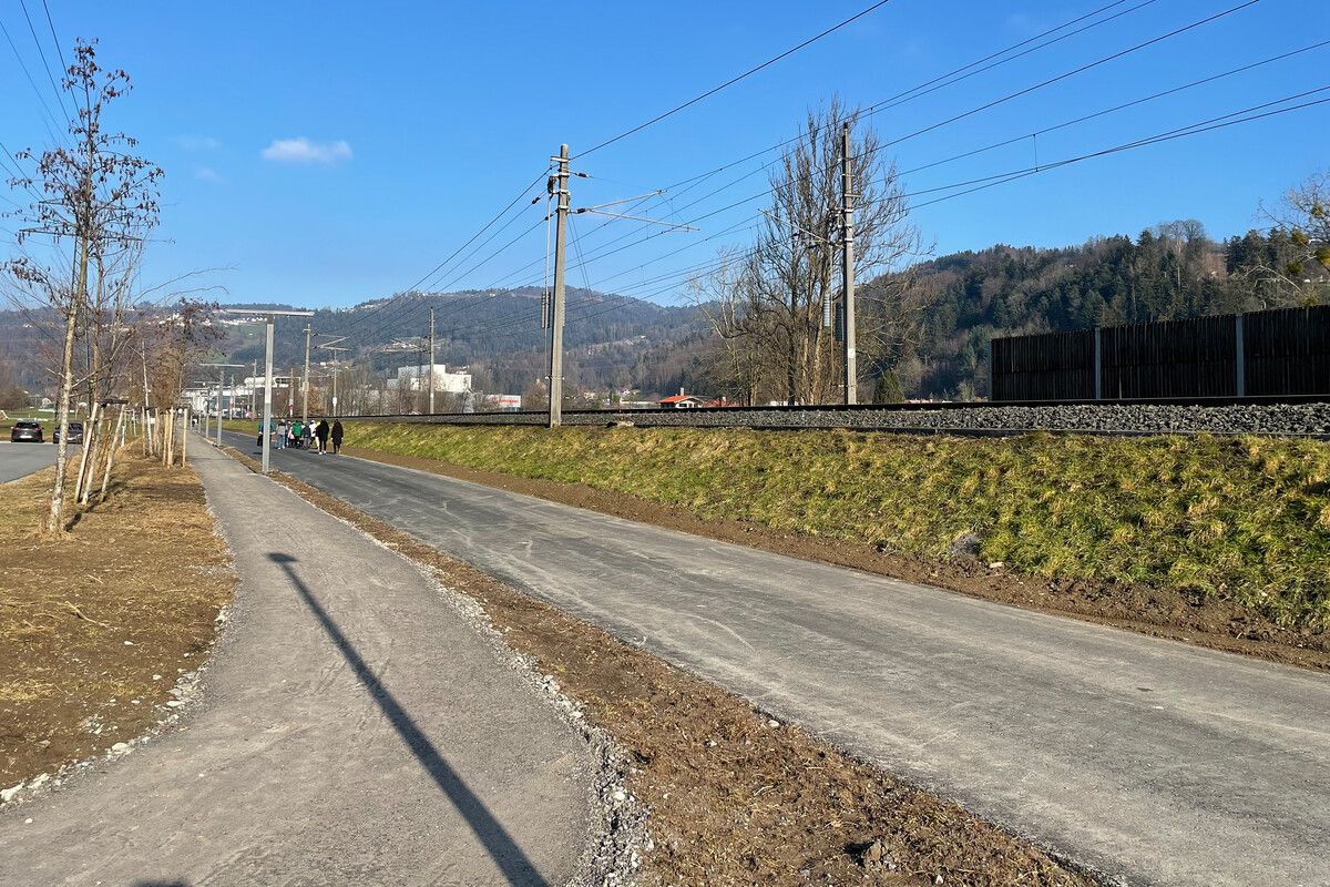Der Radweg und der Fußgängerweg am Staudenweg im Norden der Messestadt wurden jetzt räumlich getrennt.⇒Stadt