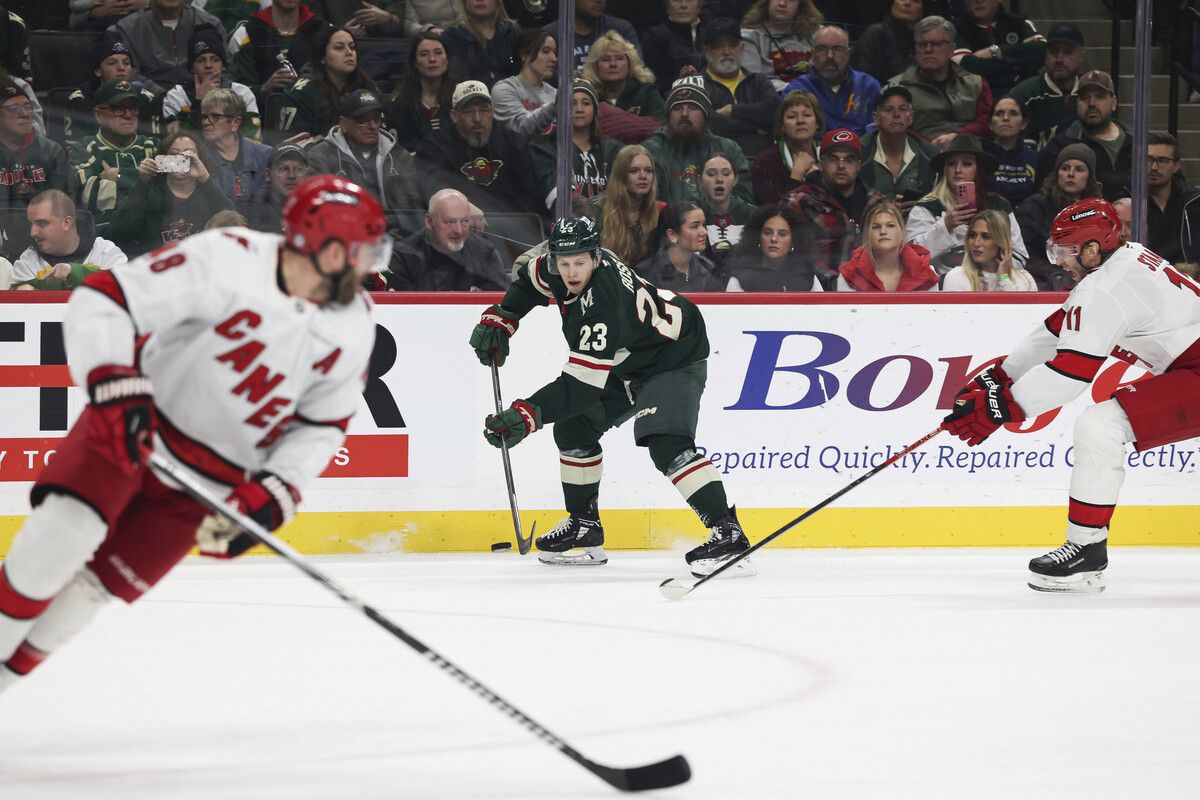 Der Rankweiler Marco Rossi und Minnesota fuhren gegen die Carolina Hurricanes den nächsten Sieg in der NHL ein.⇒ap