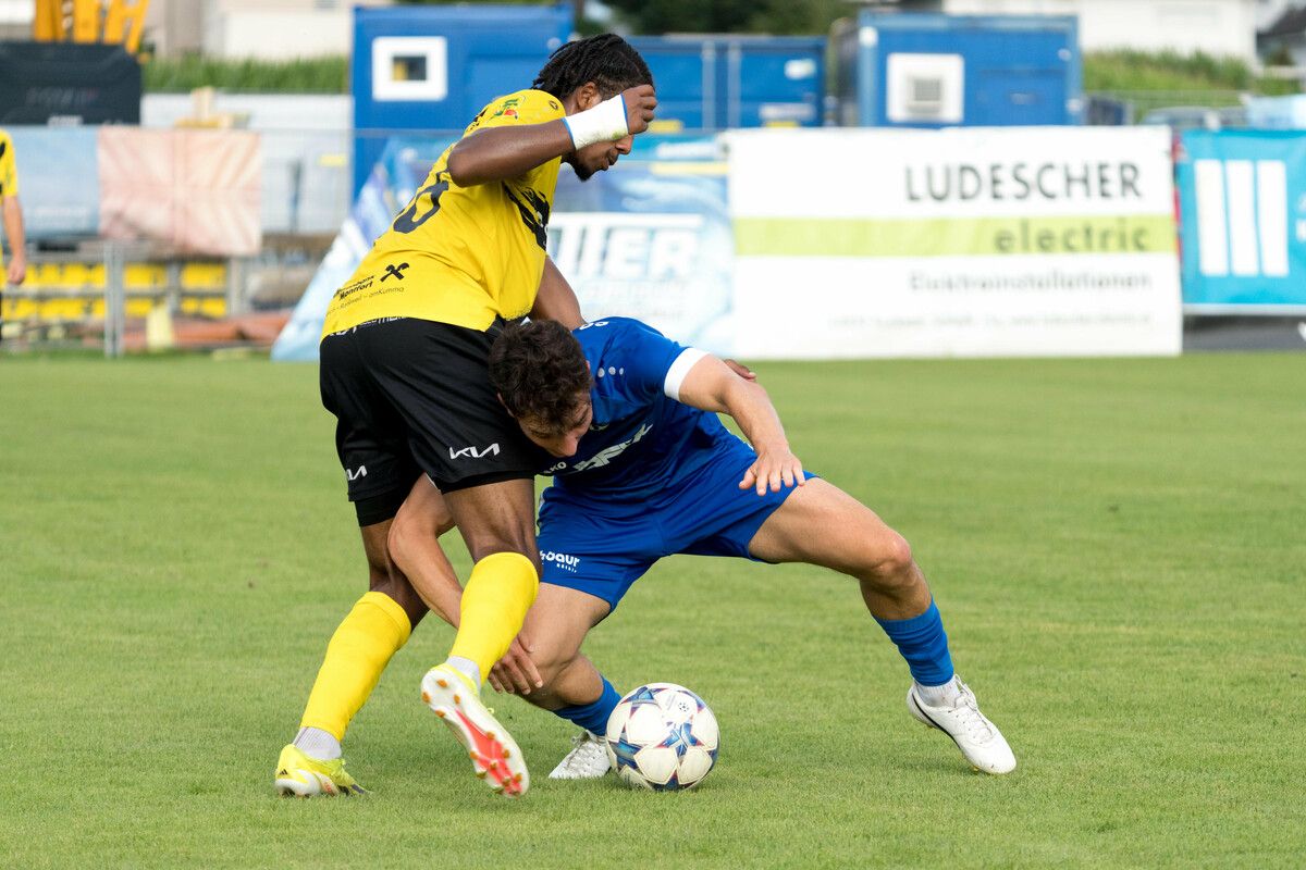 Der Röthner Julian Mair, im Bild rechts gegen den Ex-Altacher Danso Ruben Djana Casado, wechselte im Winter zum FC Lustenau.⇒VN-Stiplovsek
