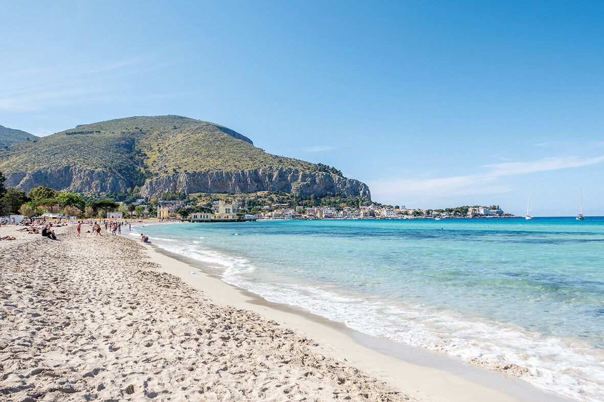 Die Bucht von Mondello befindet sich nur zehn Kilometer von Palermo entfernt.
