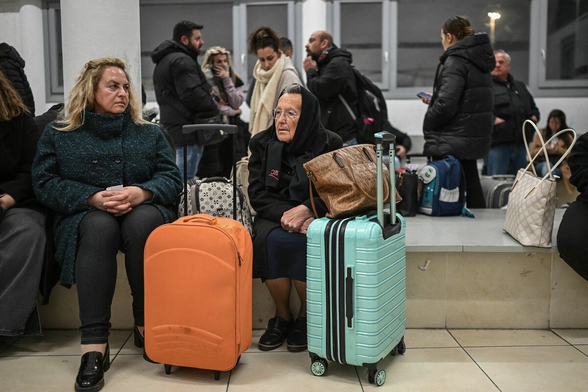 Die Erdbeben sorgen für Angst unter der Bevölkerung. Immer mehr verlassen die Insel. ⇒AFP