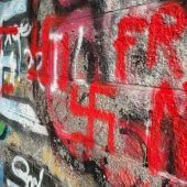Hakenkreuze auf Brückenpfeiler