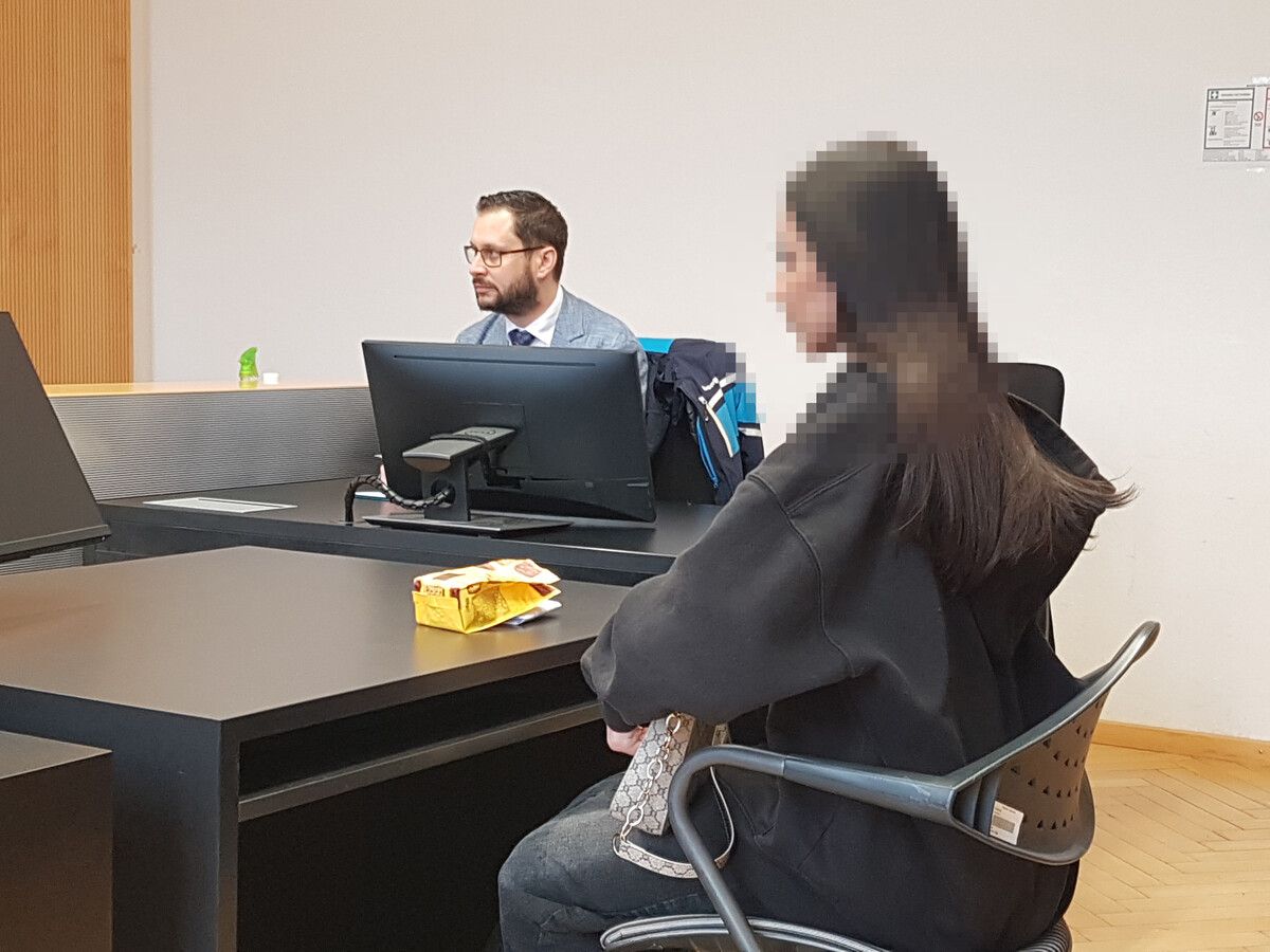 Die junge Angeklagte mit ihrem Verteidiger Daniel Wolff. ⇒eckert