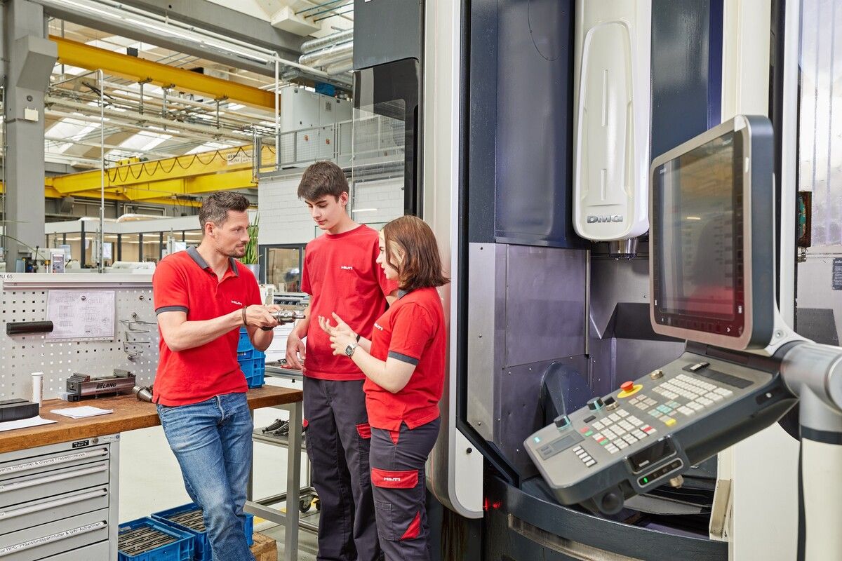 Die Lehrlinge und ihre Ausbilder geben einen Einblick in ihre Arbeit. ⇒Hilti/Schneider