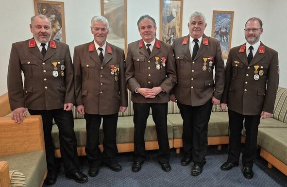 Die mit dem Verdienstkreuz in Bronze geehrten Alt-Kdt. Christian Kasper, Werner Netzer und Simon Kasper, flankiert von der neuen FW-Führung Kdt-Stv. Günther Tschofen (l.) und Kdt. Thorsten Schöllhorn (r.). ⇒STL