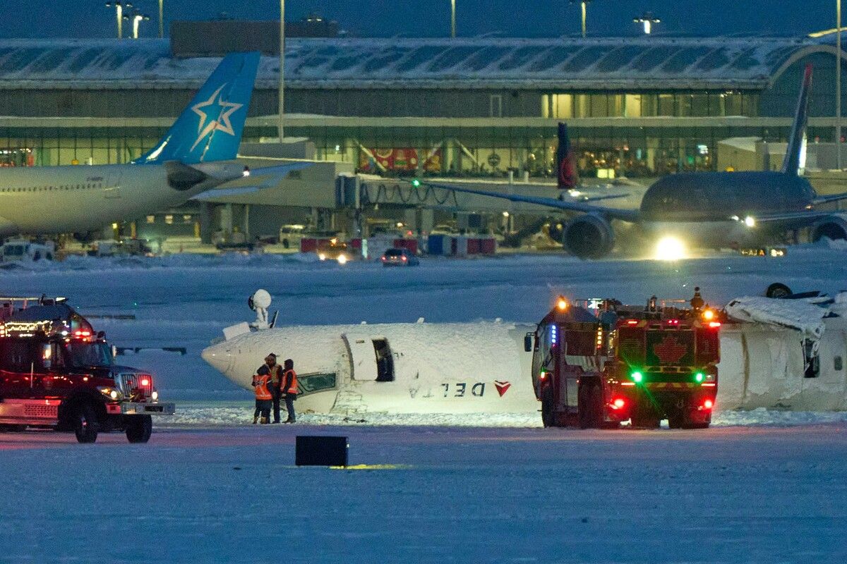 Die Passagiermaschine kam nach der Bruchlandung auf dem Dach zum Liegen. Nun wird untersucht, wie es zu dem Unfall kommen konnte.⇒afp