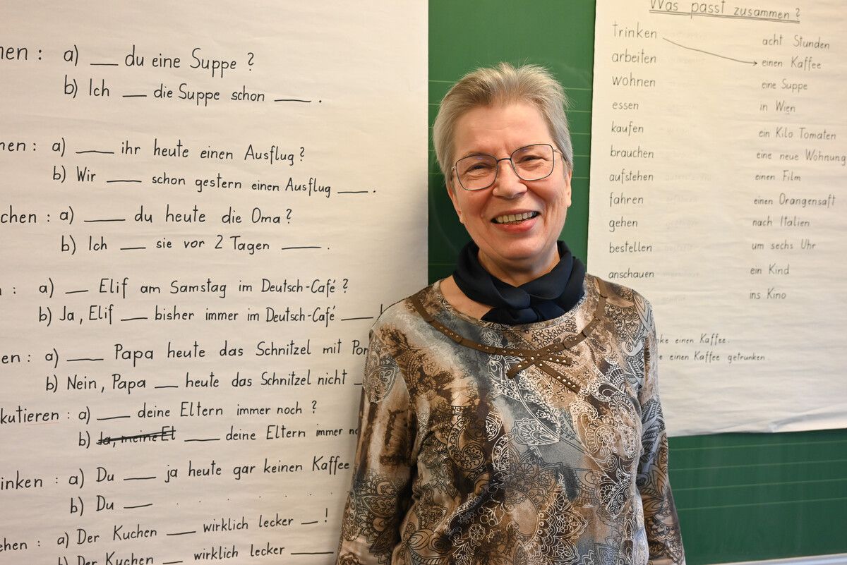 Die pensionierte Deutschlehrerin Elfriede Hofer bringt den Frauen Deutsch bei.