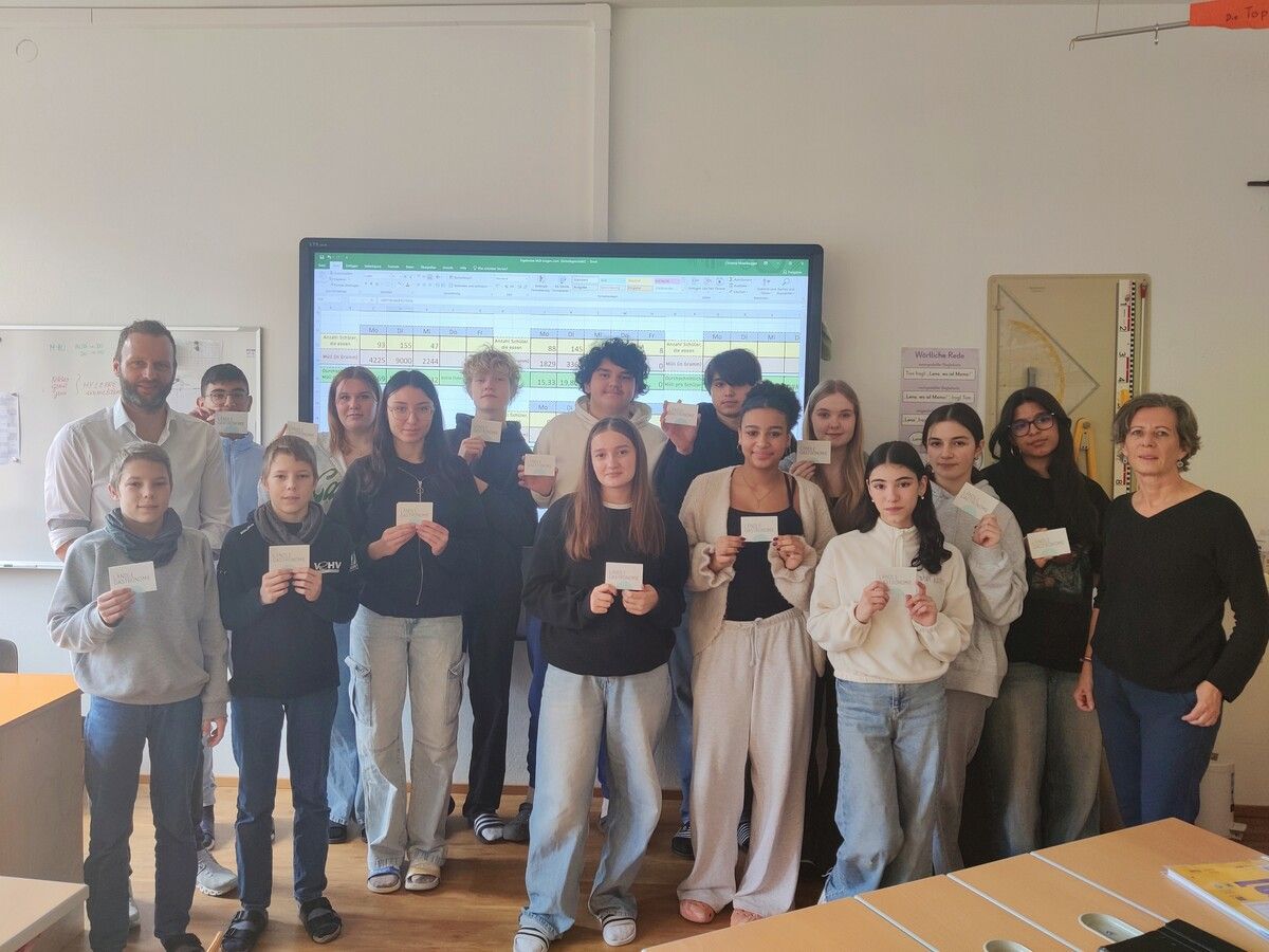 Die Schülerinnen und Schüler der 4e Klasse mit KV Christine Moosbrugger und Martin Stöckler (Ländle Gastronomie) freuten sich über die positive Wirkung des Projekts.⇒Natascha Moosbrugger