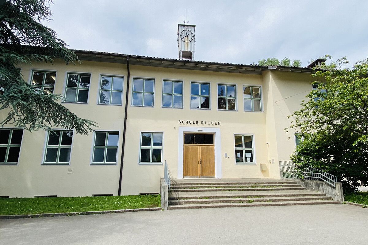 Die Schule Rieden bekommt ein besser gedämmtes Dach.