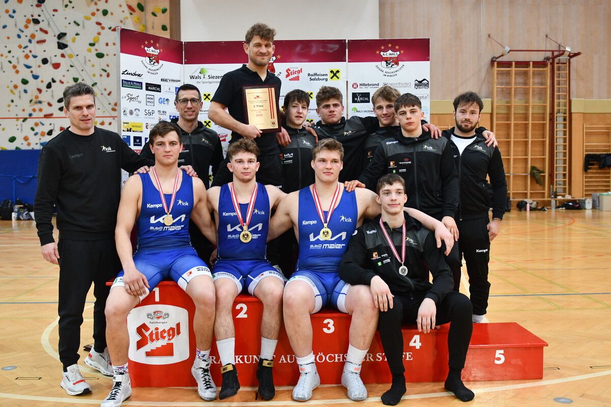 Die siegreiche Ringerstaffel des KSK Klaus bei der Greco-Staatsmeisterschaft mit den drei Staatsmeistern Bernhard Begle, Lars Matt und Leonhard Junger (vorne v. l.), Sportchef Bernd Ritter (l.) und Coach Dmytro Tsymbaliuk (mit Plakette).⇒Verein