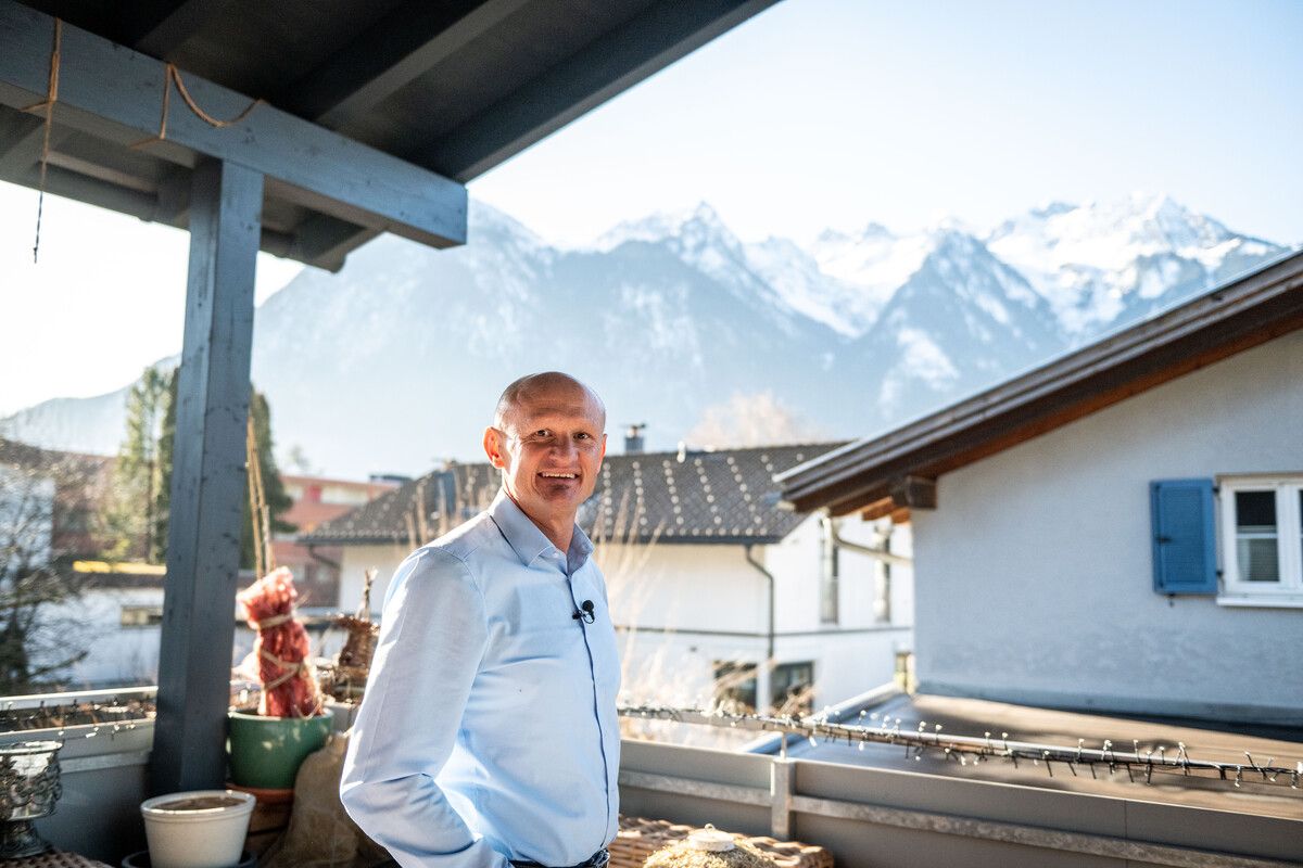 Die Terrasse ist das Reich, um das sich Joachim Weixl­baumer gerne kümmert. Dort genießt er so manchen lauen Sommerabend und serviert seiner Frau auch gerne einmal einen Cocktail.
