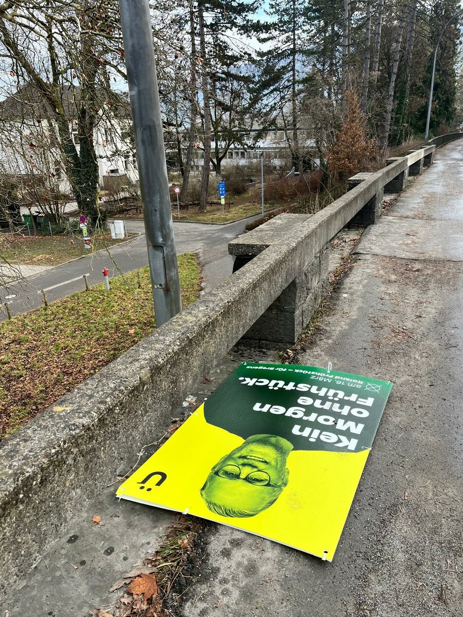 Die Wahlplakate wurden abgehängt und auf der Straße liegengelassen. ⇒Bregenzer Volkspartei (3)