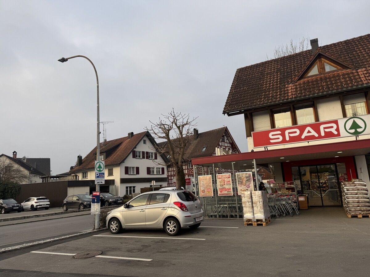 Die weißen Linien markieren die Kundenparkplätze.