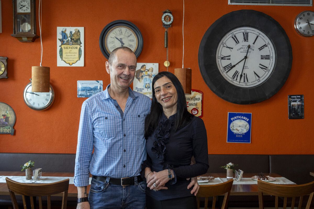Diethelm und Marioara Simma sind bald die neuen Chefs im Zeigerle. Der Name und die Uhren an der Wand sollen bleiben. ⇒VN/Paulitsch