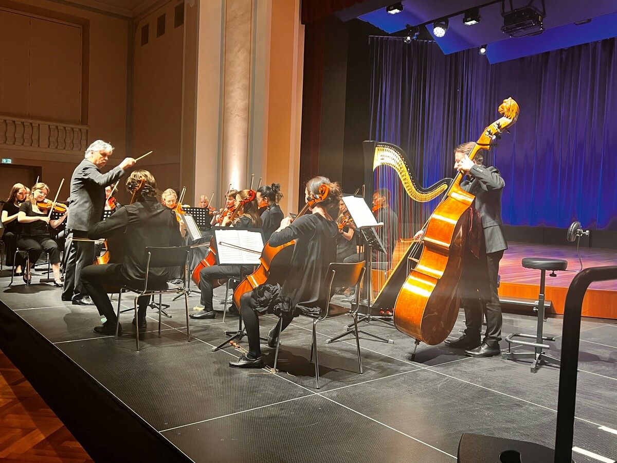 Dirigent Christoph Eberle spannte einen musikalischer Bogen von der Klassik bis zur Spätromantik. ⇒VN/marte