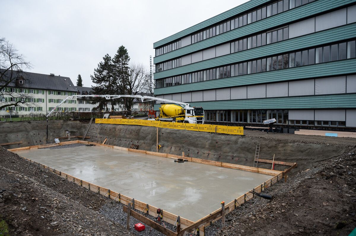 Durch den Ausbau sollen die Voraussetzungen geschaffen werden, um möglichst viele von der Wirtschaft stark nachgefragten Lehrausbildungen im Land anbieten zu können.⇒VLK/Serra