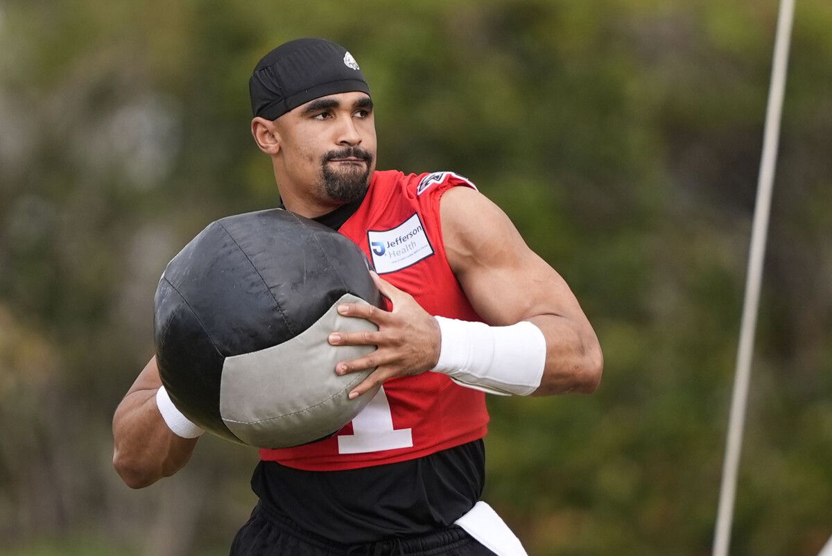 Eagles-Quarterback Jalen Hurts bei seinem Aufwärmprogramm.⇒ap