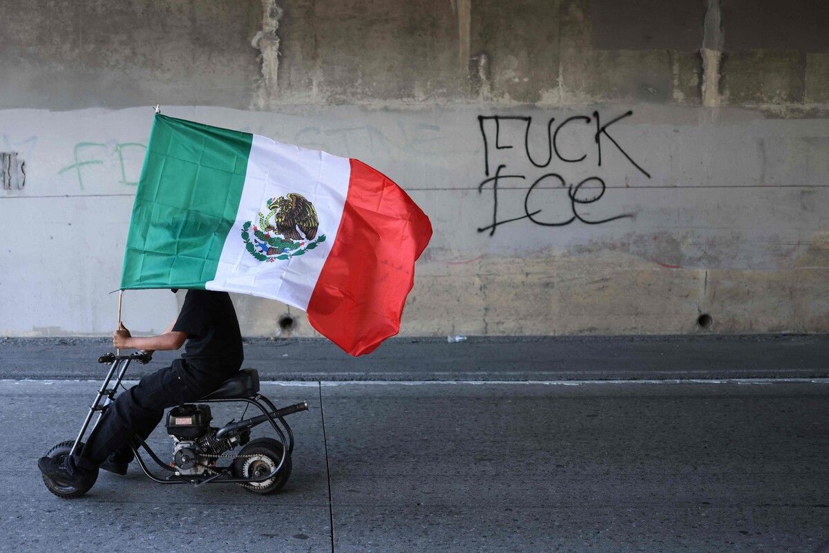 Ein Demonstrant mit Flagge blockiert den Santa Ana Freeway in Los Angeles während einer Protestaktion für Einwandererrechte. afp