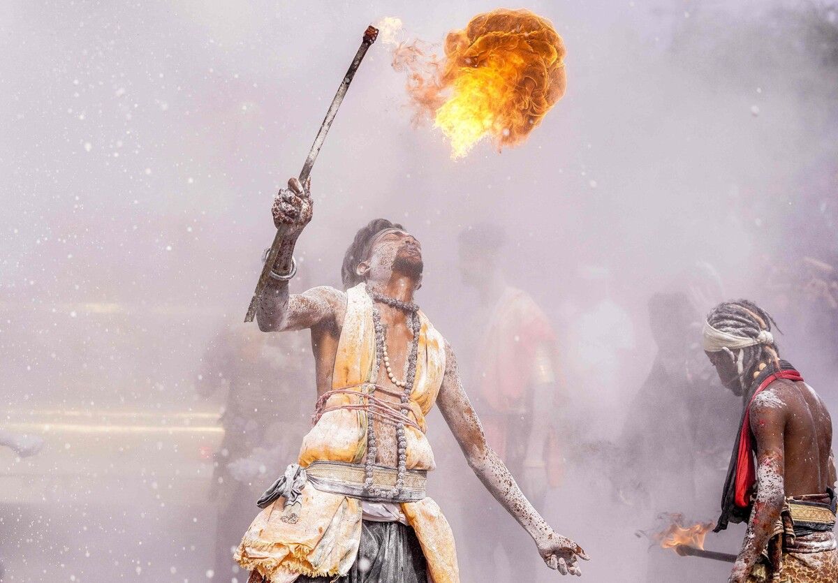 Ein Feuerspucker in Aktion bei einer religiösen Prozession im indischen Ajmer. AFP