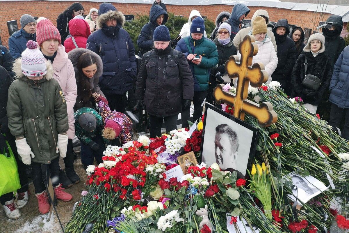 Ein Jahr nach dem Tod des Oppositionsführers Alexej Nawalny in einem russischen Straflager haben trotz drohender Repressalien Hunderte Menschen sein Grab in Moskau besucht. AFP