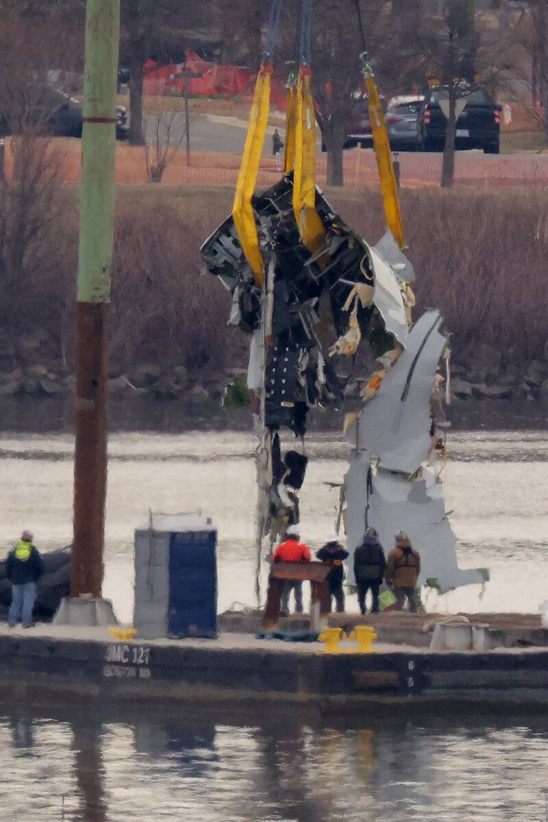 Ein Kran hebt die Flugzeugwrackteile aus dem Potomac River, wo ein Passagierflugzeug mit einem Militärhubschrauber kollidiert war. afp