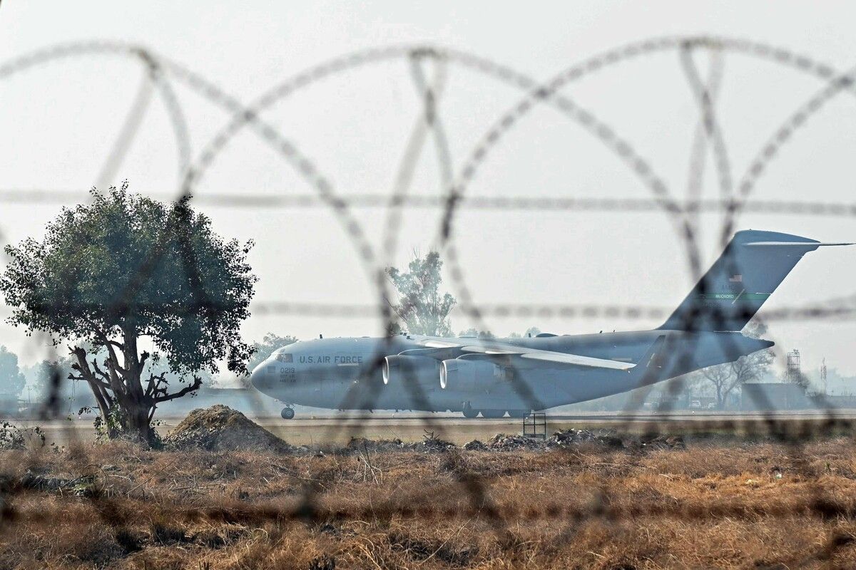Ein militärisches Transportflugzeug aus den USA ist am Mittwoch mit einer Gruppe von abgeschobenen Migranten in Indien gelandet. AFP