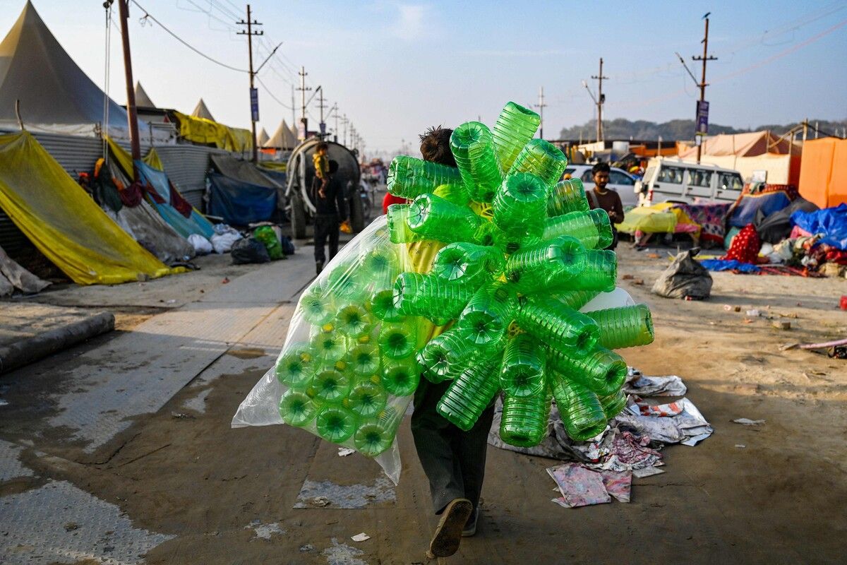 Ein Verkäufer in Indien bietet Plastikflaschen an, damit Pilger heiliges Wasser aus Sangam mitnehmen können. afp