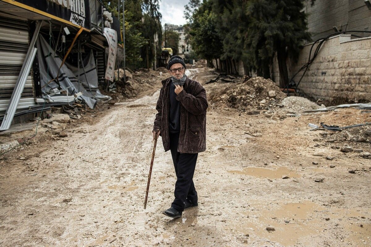 Ein vertriebener Palästinenser auf einer von den israelischen Streitkräften zerstörten Straße im Flüchtlingslager von Jenin im besetzten Westjordanland. afp