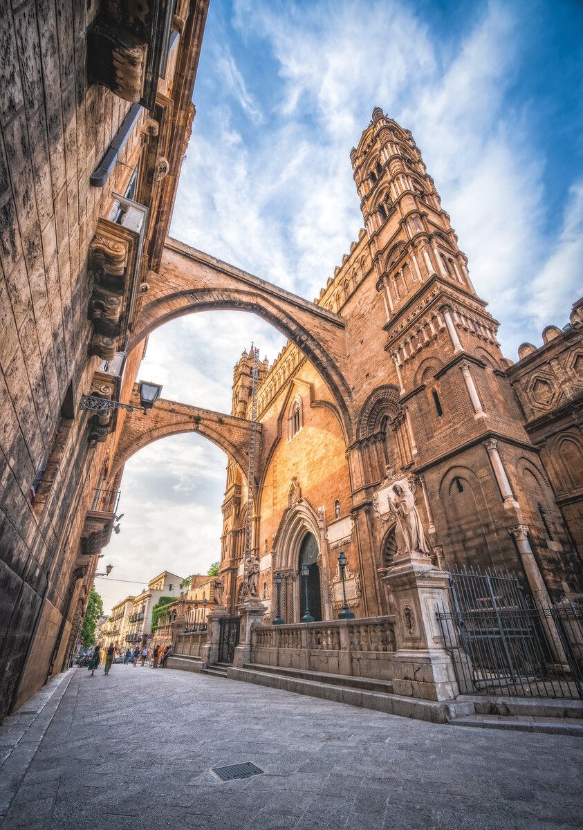 Eindrucksvolle Gebäude prägen das Bild beim Spaziergang durch Siziliens Hauptstadt Palermo. Shutterstock