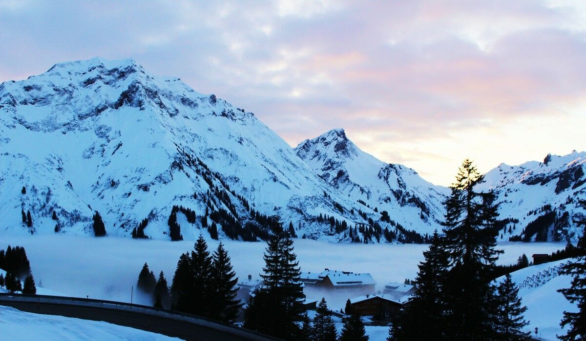 Eine außergewöhnliche Nebelbank zwischen Schröcken und Nesslegg ließ Skifahrer an der Prognose „strahlender Sonnenschein in der Höhe“ zweifeln. ⇒STP