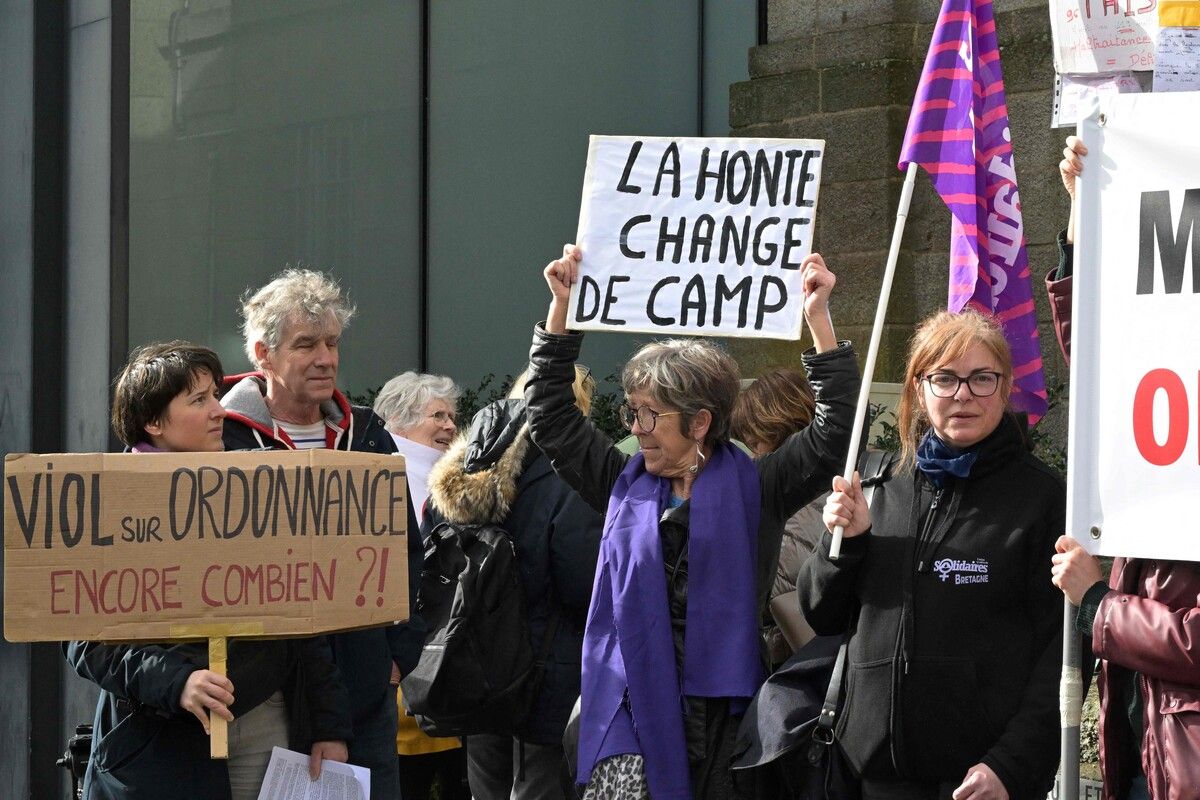 Entrüstete Menschen versammelten sich vor dem Strafgericht in Vannes.⇒