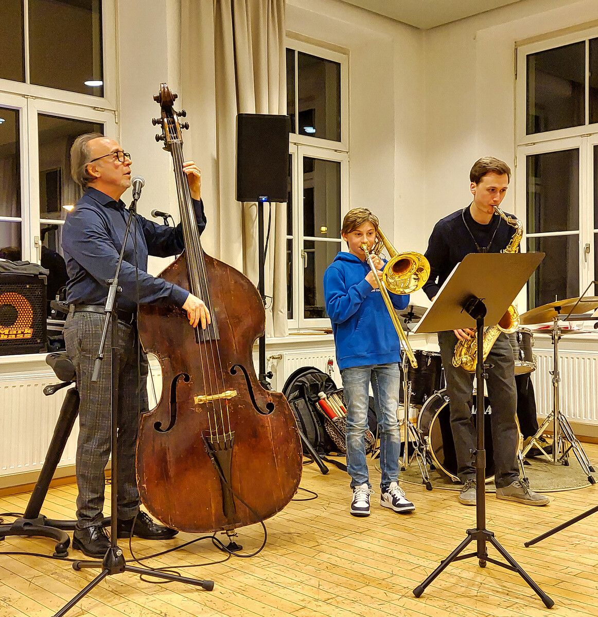 Erfahrene und jüngere Musiker spielten gemeinsam Jazzmusik.⇒Gemeinde