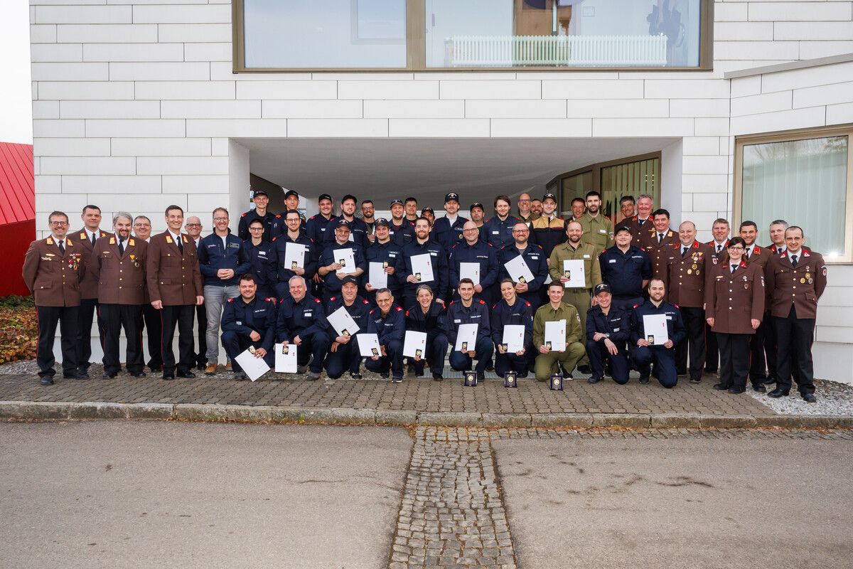 Erfolgreiche Absolventen in der Feuerwehrschule Feldkirch-Gisingen. ⇒VLK