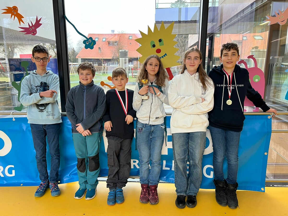 Erfolgreicher Schach-Nachwuchs: Tobias Markstaler (v.l.), Jakob Lins, Miroslav Bidenko, Julian Waibel, Christina Domig, Felix Domig.⇒ Ingo Lais