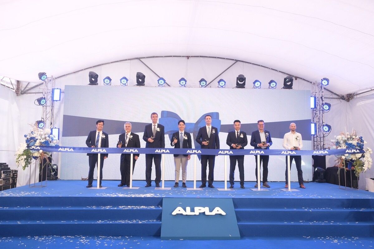 Eröffnung des neuen Alpla-Werks in Chachoengsao, Thailand: Issares Charuwonsathid (Alpla), Wilhelm M. Donko (Österreichischer Botschafter), Roland Wallner (Alpla), Pongpol Yodmuangcharoen (Secretary to the Minister of Industry), Philipp Lehner, Daniel Qiu (Alpla), Michael Friedl (Wirtschaftskammer Österreich) und Andreas Tabor (Alpla).