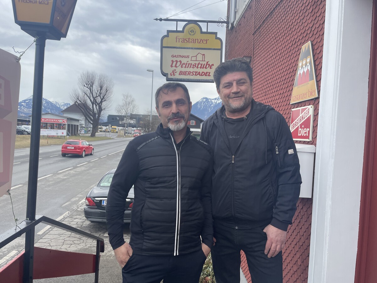 Erol Gülec und sein Geschäftspartner Turan Ugurlu vor ihrer Gaststätte. ⇒VN/SAH