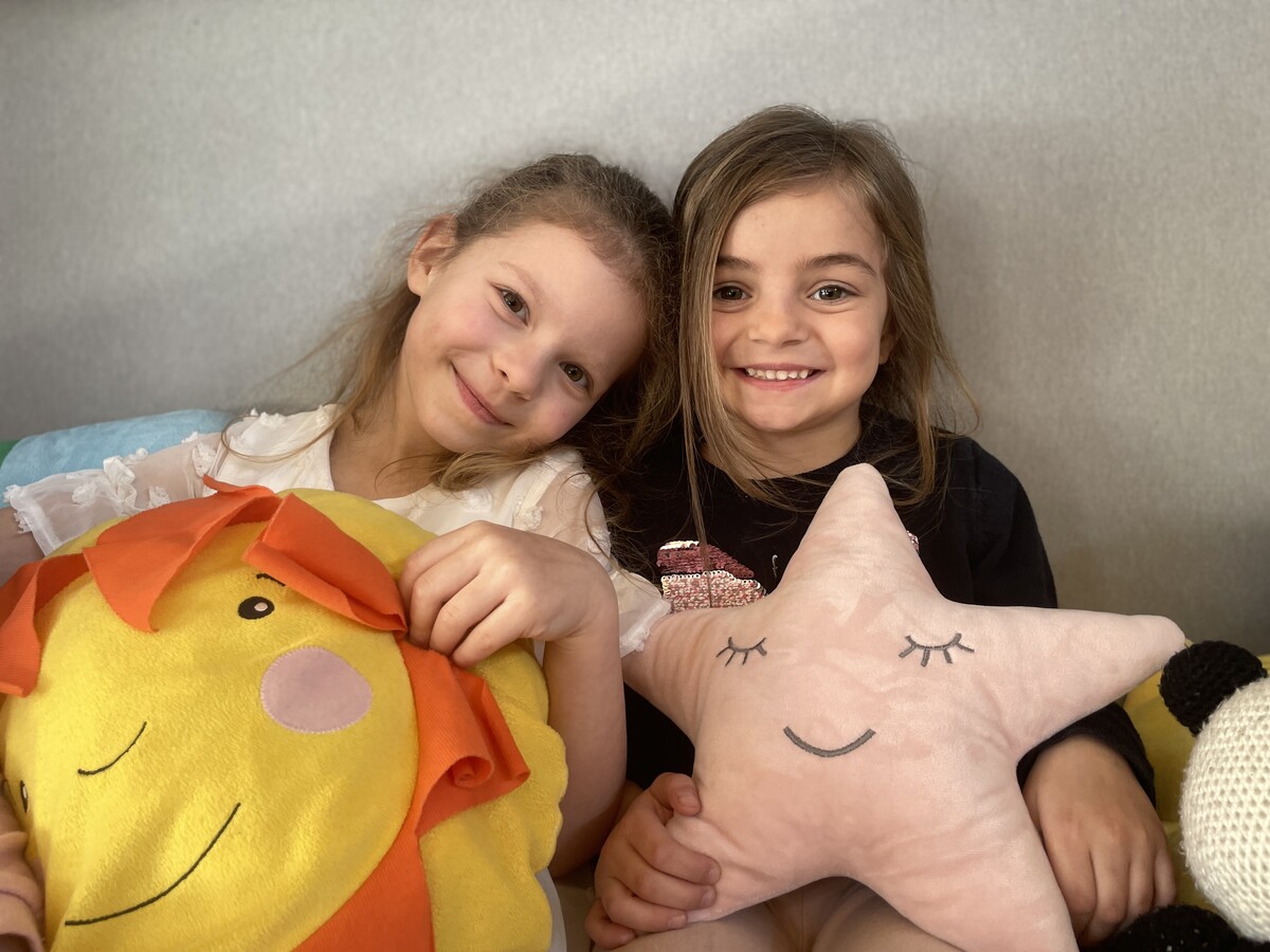 Evelyn (5) und Alessia (6) sitzen gerne in der neuen Kuschelecke. ⇒VN/LIH