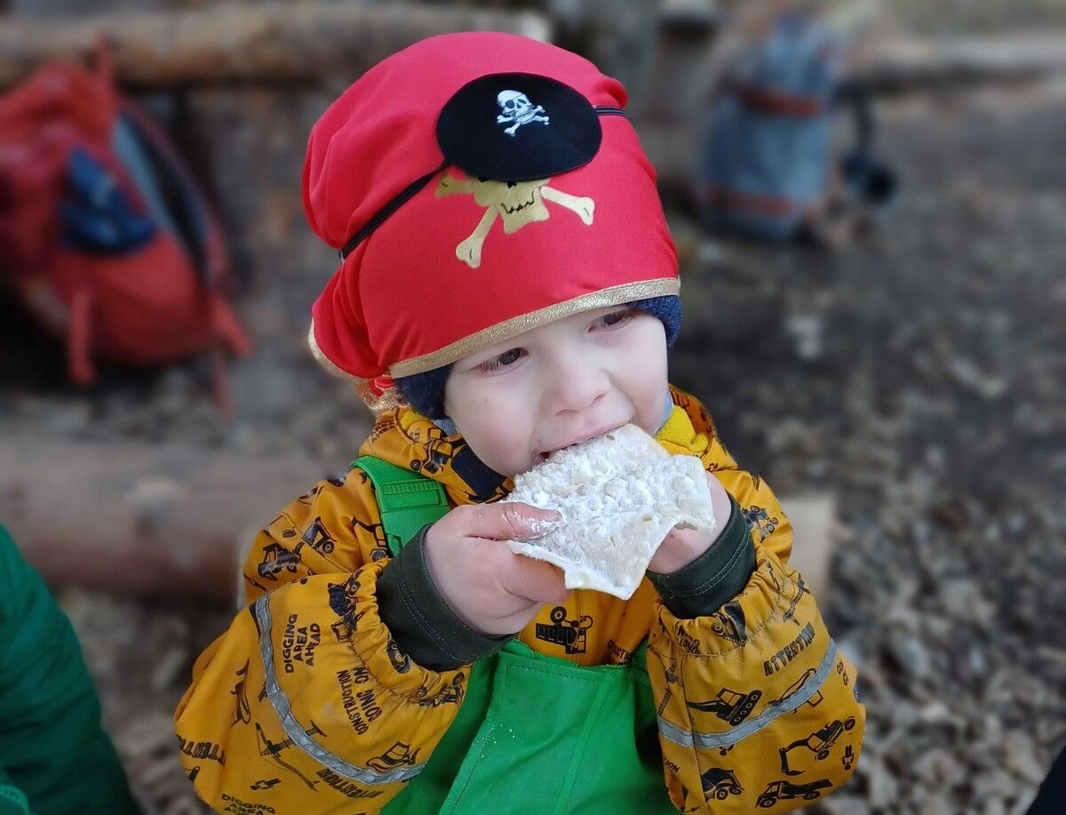 Fasching in der Ringareia Waldspielgruppe: Kleine Piraten erleben ein Abenteuer in der Natur. ⇒Ringareia Waldspielgruppe
