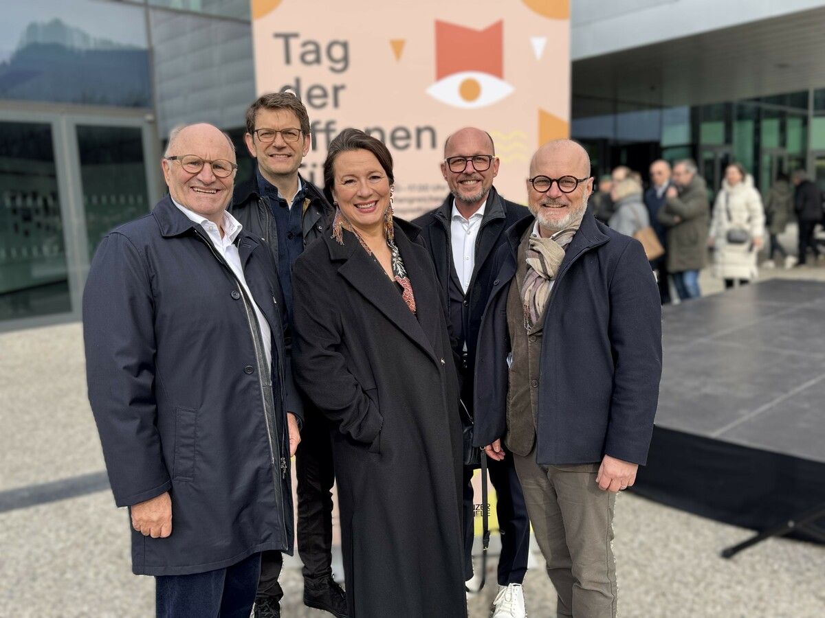Festspielpräsident Hans-Peter Metzler, Intendantin Lilli Paasikivi, Bürgermeister Michael Ritsch, Kaufmännischer Direktor Michael Diem und Geschäftsführer Gerhard Stübe beim „Tag der offenen Tür“ im Festspielhaus.⇒SIE