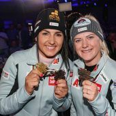 Bronze! Stephanie Venier (l.) und Katharina Truppe Dritte in der Teamkombi. »C1