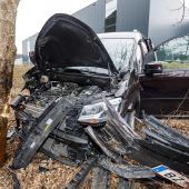 Frontal gegen Baum
