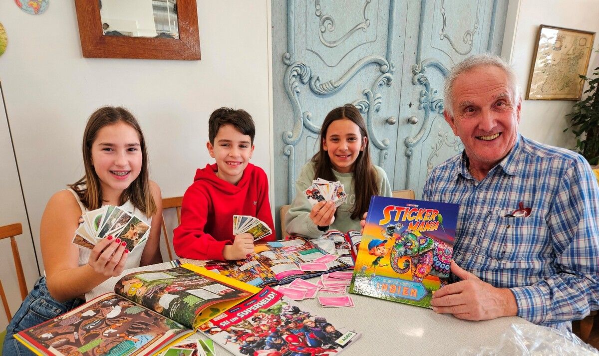 Flora, Vincent und Felipa zusammen mit dem Sammlerspezialisten Kurt Prenner-Platzgummer.⇒BMS